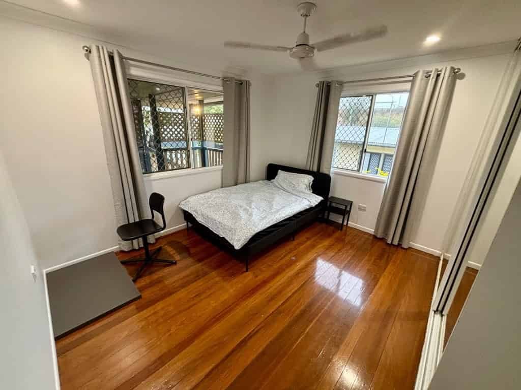 Room in a 4 Bedroom Apartment, 41 Oatland Crescent, Holland Park West