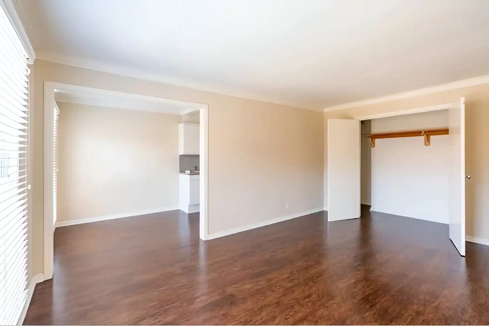 Lindbrook Manor Apartments