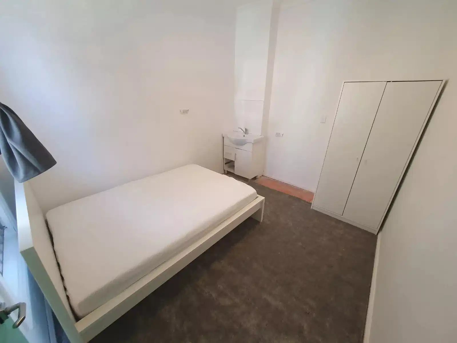 Room in a 6 Bedroom Apartment, 325 Cleveland Street, Surry Hills