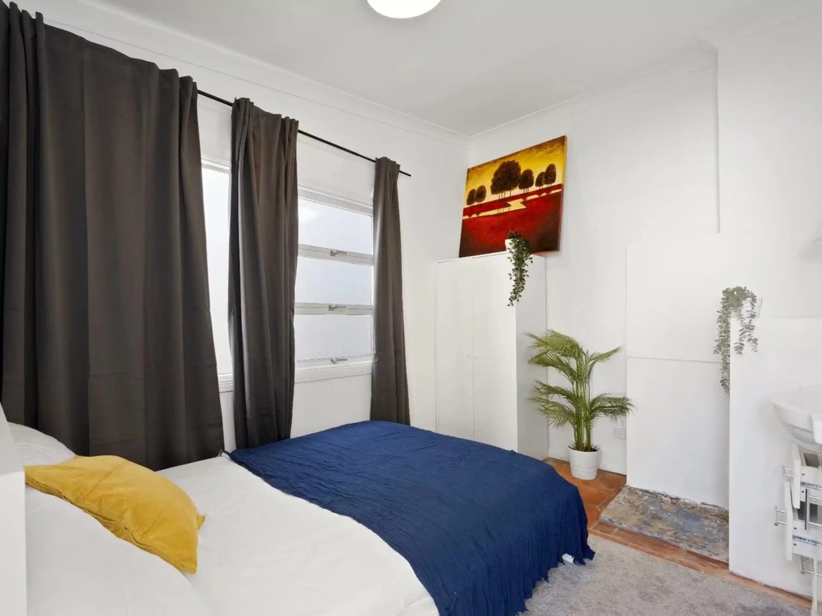 Room in a 6 Bedroom Apartment, 319 Cleveland Street, Surry Hills