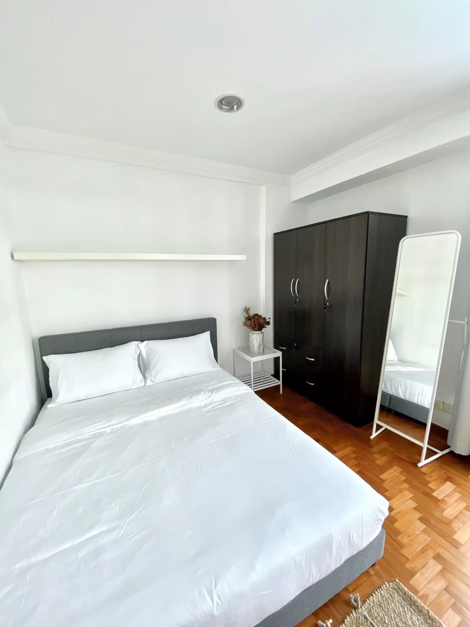 Room in a 3 Bedroom Apartment, 2 Leedon Road