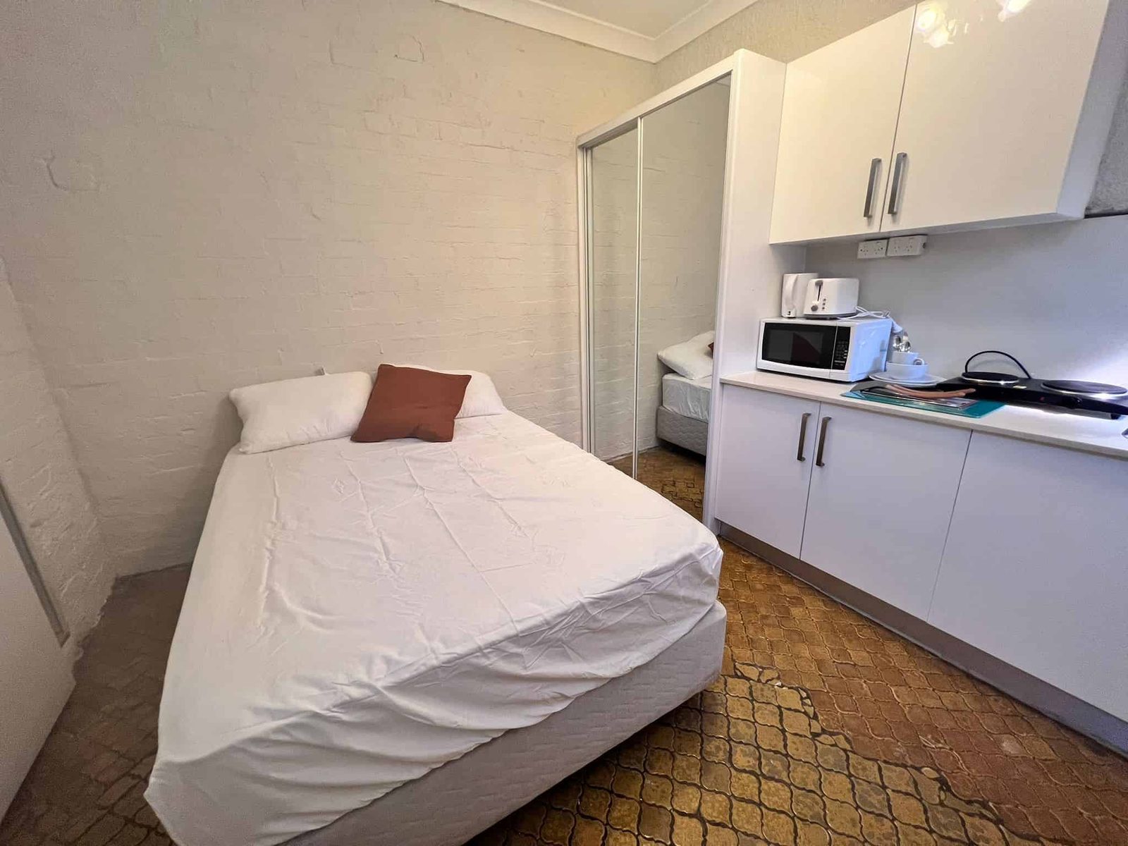 Room in a 17 Bedroom Apartment, 28 Moore Park, Paddington